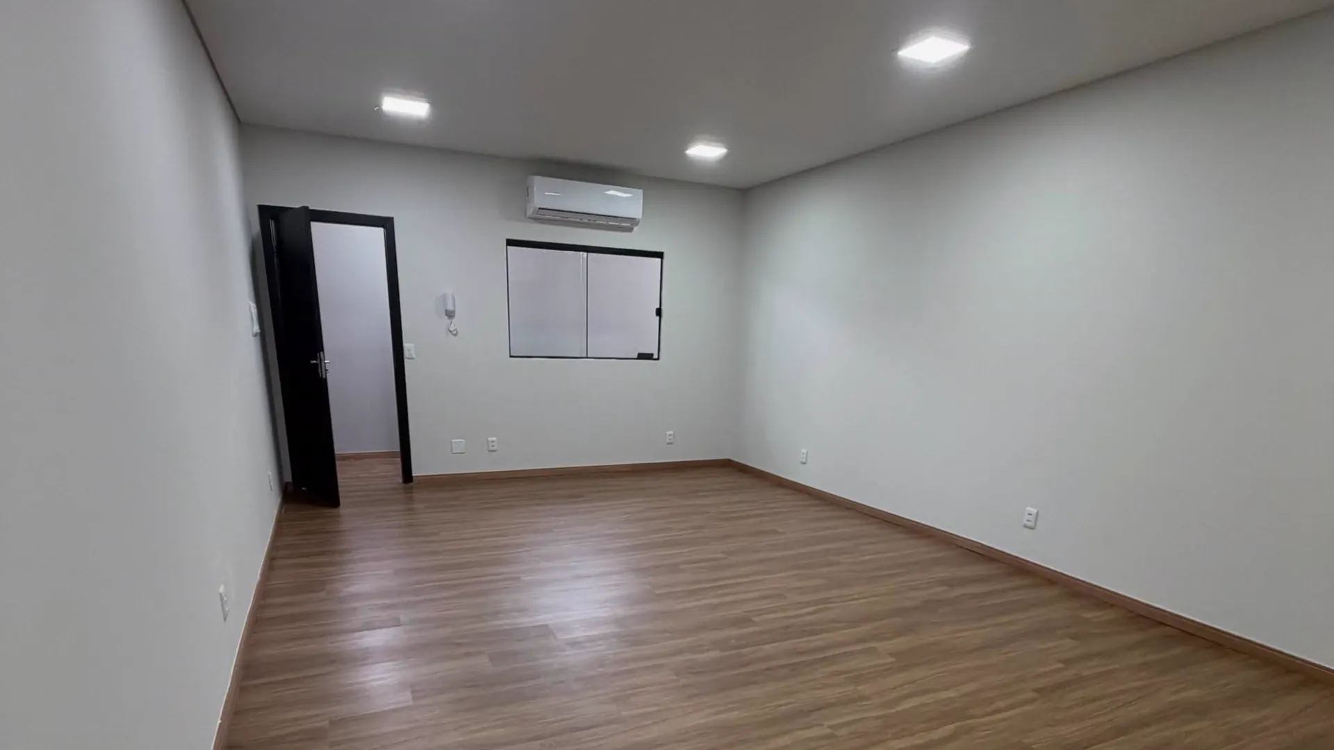 Sala com piso amadeirado, iluminação LED e ar-condicionado
