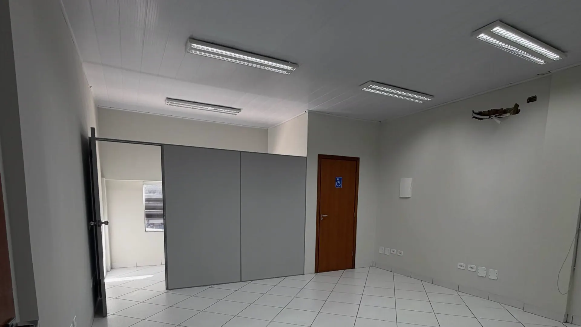 Salão com divisórias e piso cerâmico claro