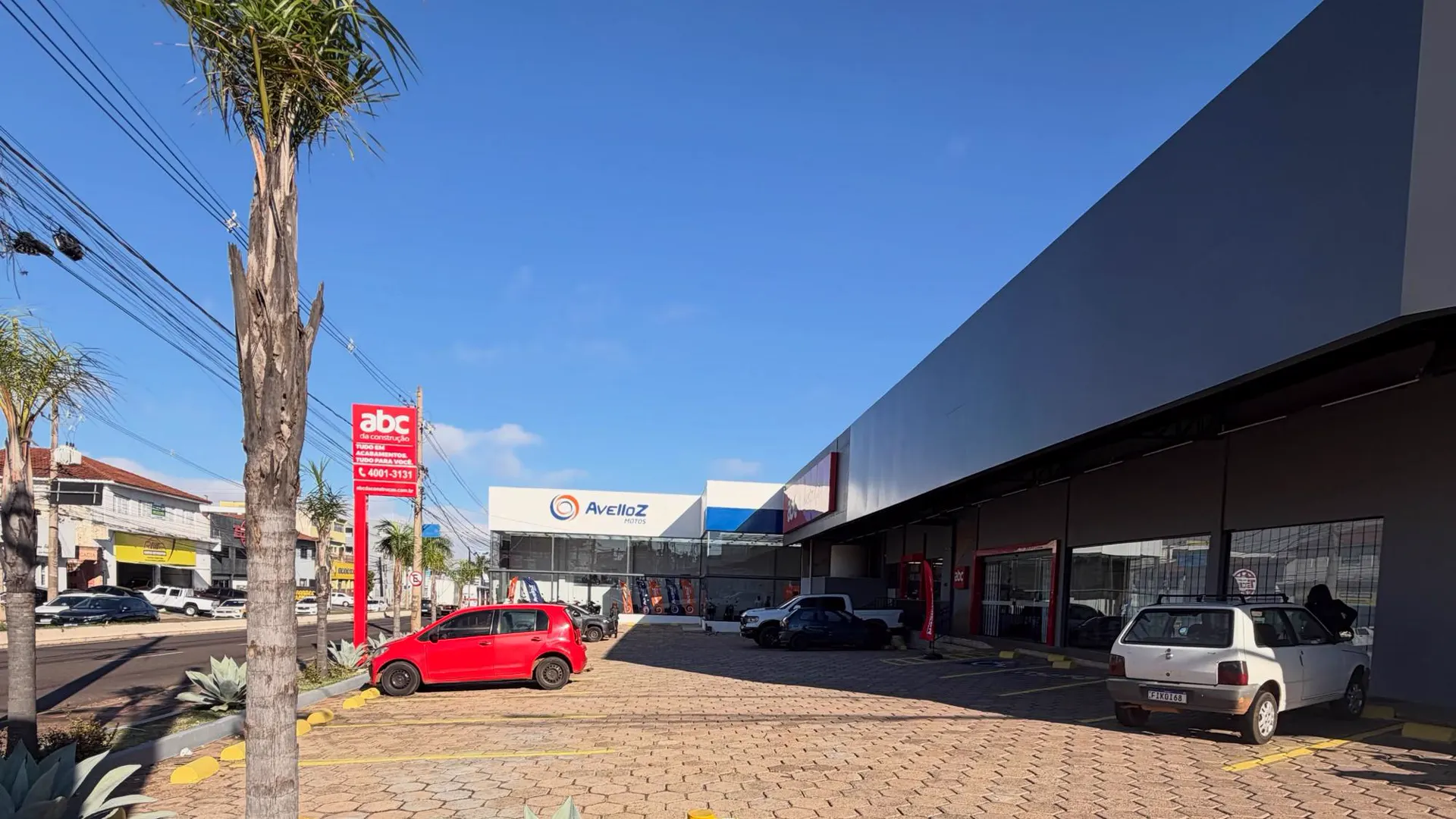 Centro comercial com estacionamento em frente