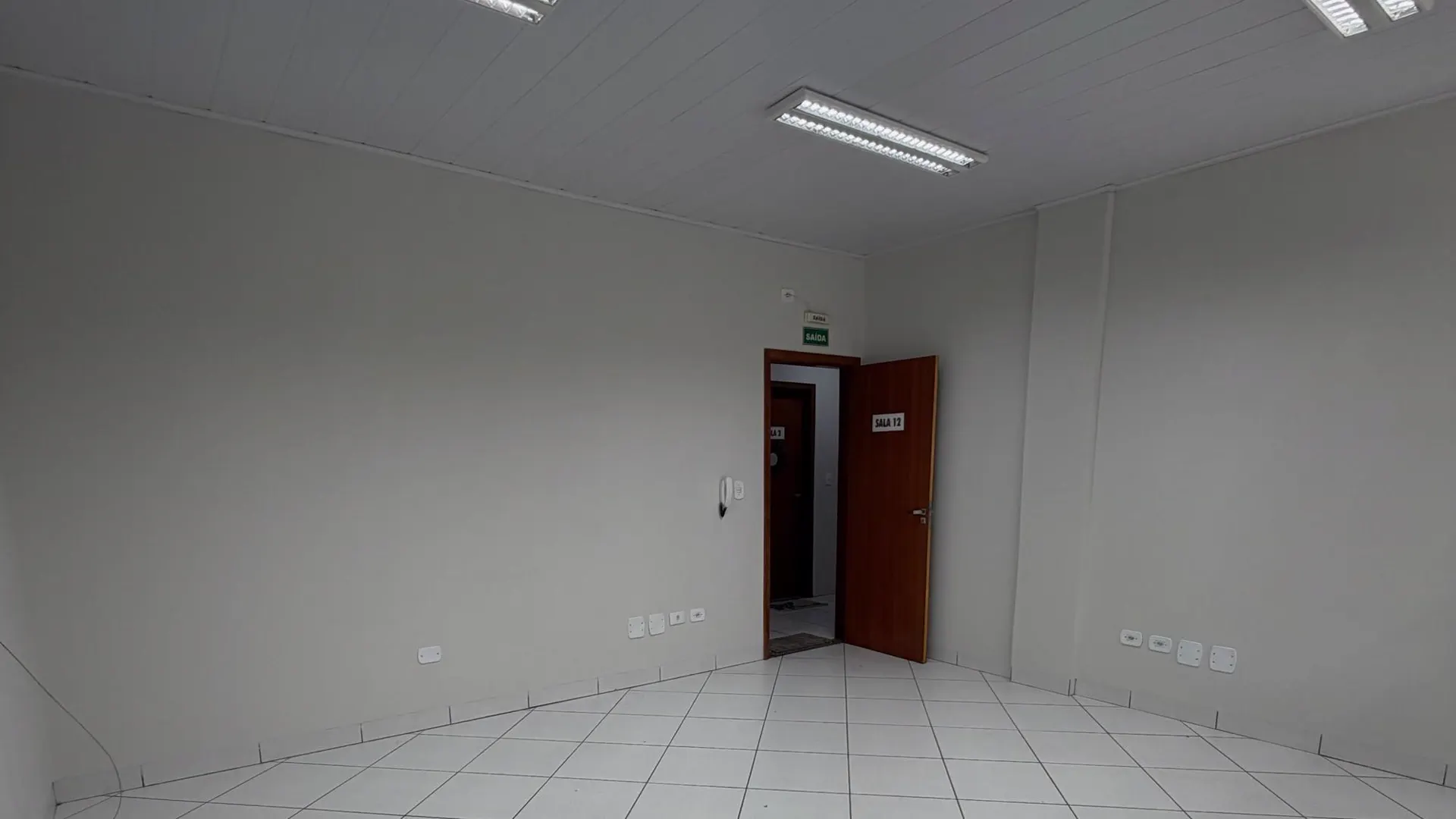 Sala ampla e iluminada
